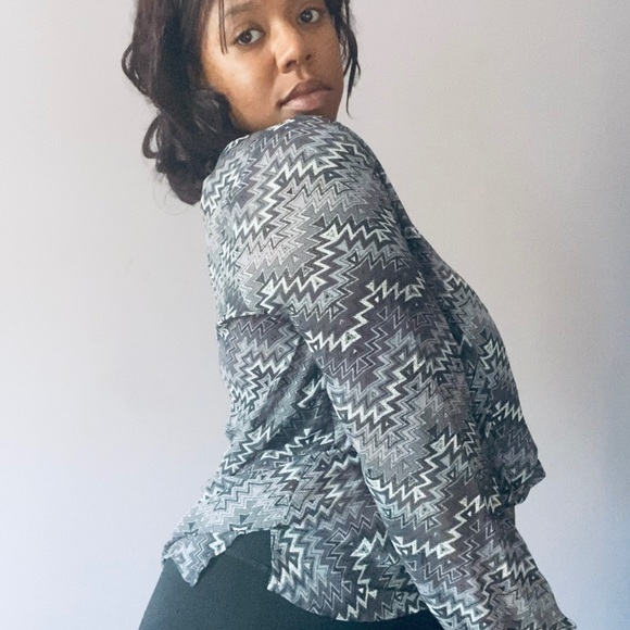 Forever 21 Sheer Funky Purple Chevron Gathered Front Long-Sleeve Blouse - Picture 3 of 10